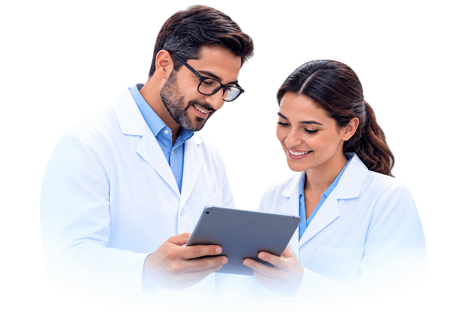 Farmacéuticos-colaborando-con-una-tableta-FARMAESTROS 3.0